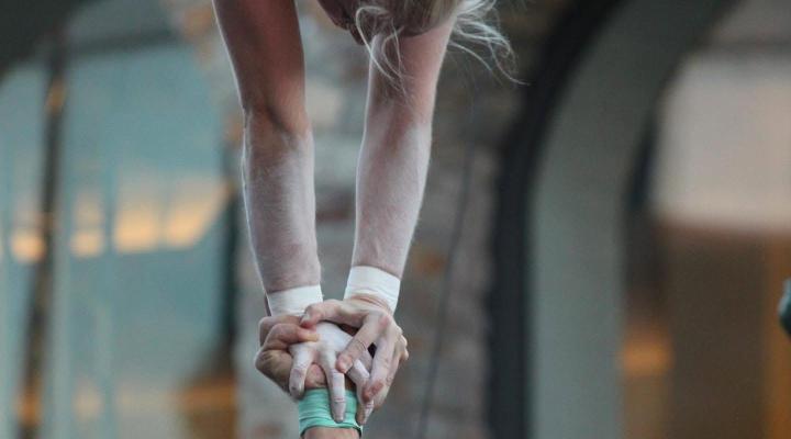 Expérimente la pratique artistique du porté acrobatique